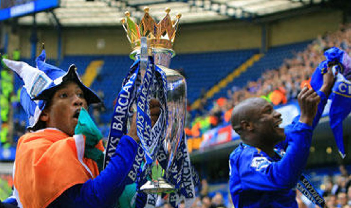 "Chelsea" futbolininkai Didier Drogba ir Williamas Gallasas džiaugiasi iškovoję Anglijos čempionų titulą