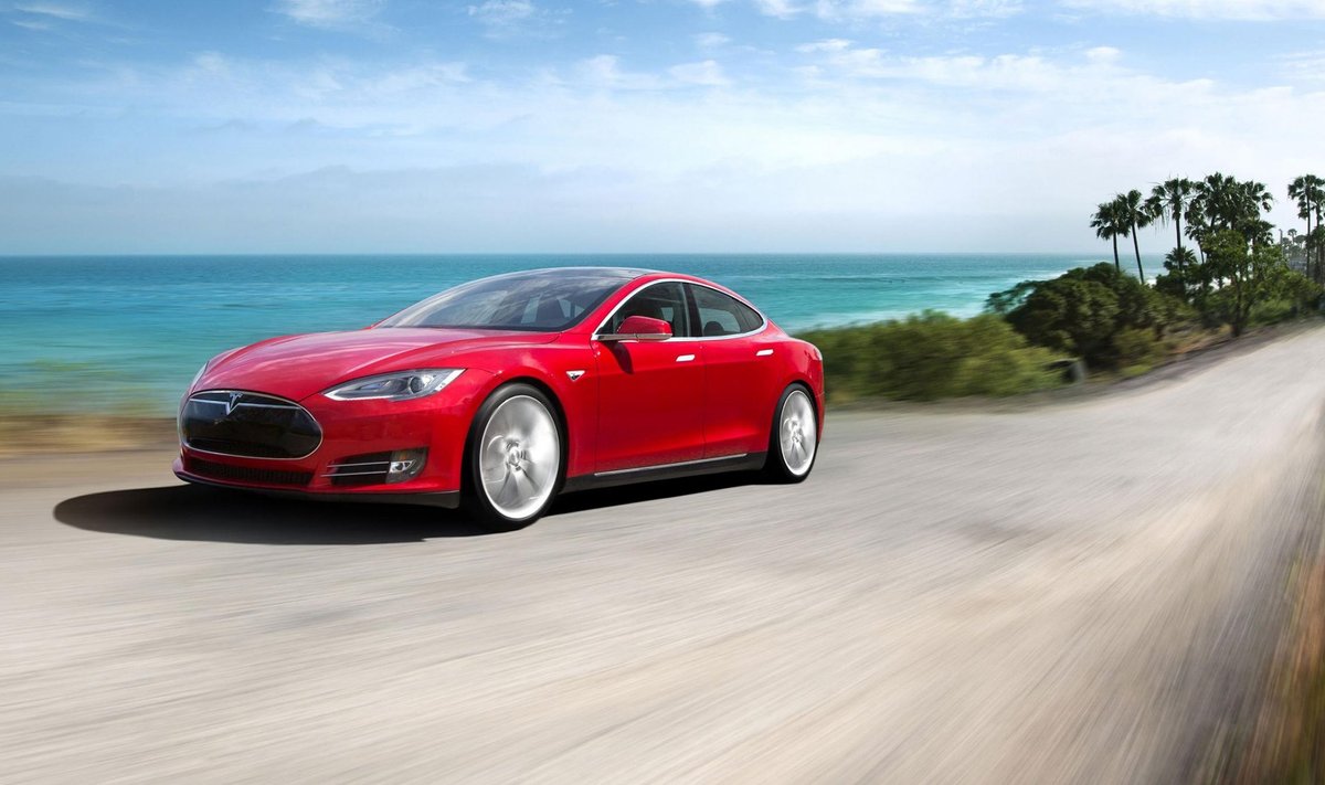 „Tesla Motors“ Europoje plečia elektromobilių įkrovimo tinklą
