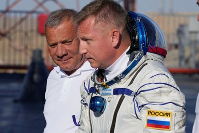 Roscosmos vadovas Yury Borisov ir Rusijos kosmonautas Sergejus Prokopjevas.