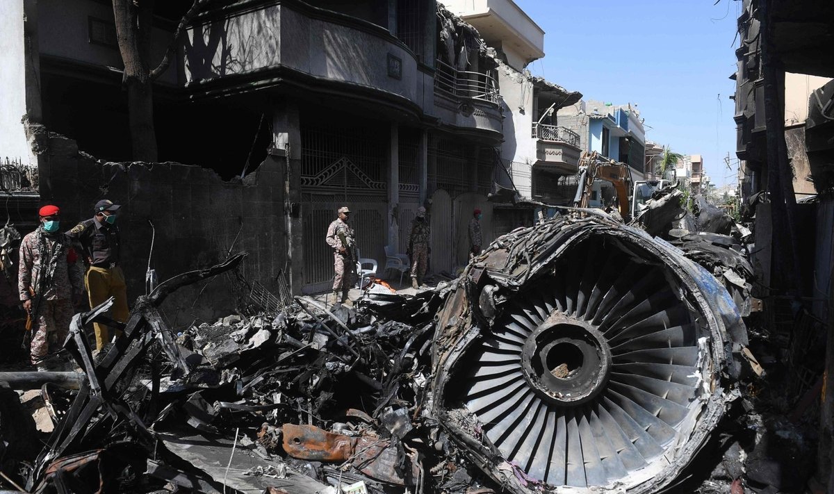 „Pakistan International Airlines“ lėktuvas nukrito į gyvenamąjį rajoną