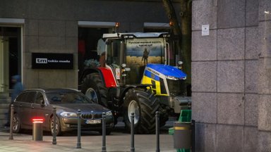 Prie Kauno savivaldybės priparkuotas traktorius su pagarsėjusia karo žinute