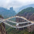 Kinijoje atidarytas 100 m ilgio banguotas tiltas, kuris vieniems kelia baimę, o kitiems atrodo netikras