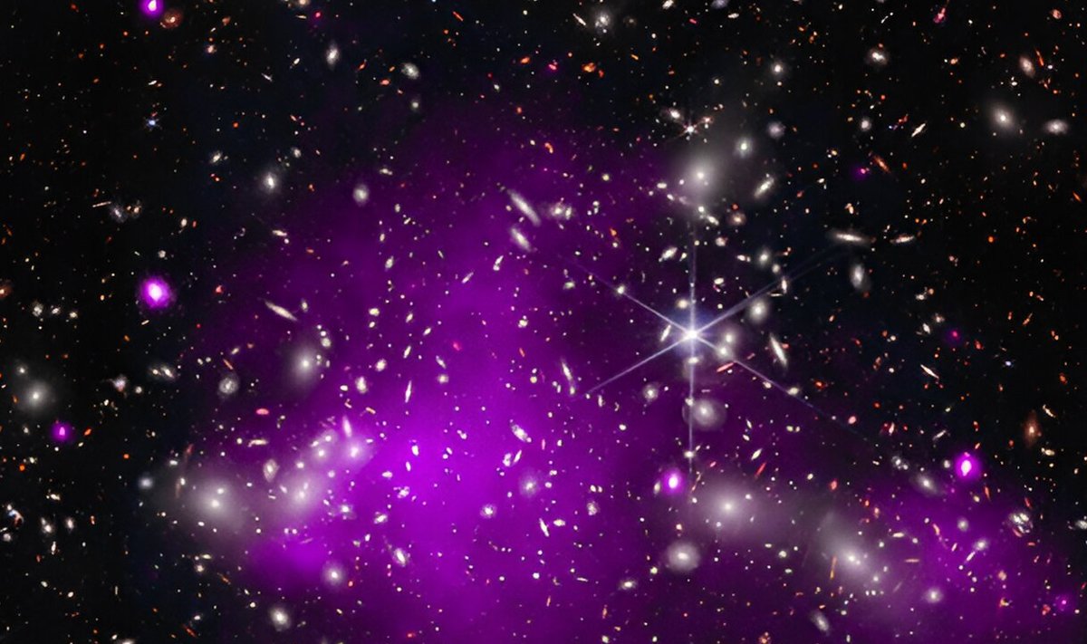 Itin tolima juodoji skylė yra galaktikoje UHZ1, esančioje galaktikų spiečiaus Abell 2744 kryptimi. Maždaug už 13,2 mlrd. šviesmečių UHZ1 matoma tada, kai Visatos amžius buvo tik 3 proc. dabartinio. Chandra X-ray Center nuotr.