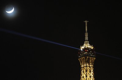 Priešpilnis Mėnulis virš Eifelio bokšto Paryžiuje