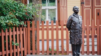 Kaune – dar vienas paminklas: šalia Pelėdų kalno iškilo bronzinė Juozo Zikaro skulptūra