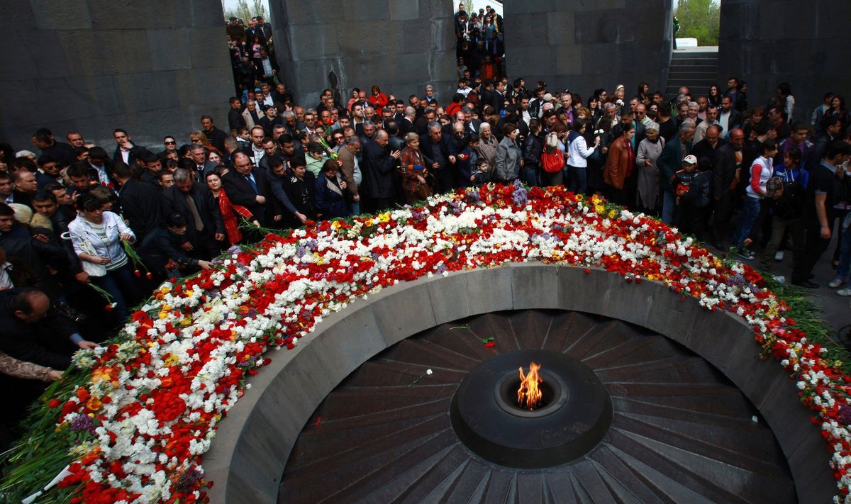Šimtai tūkstančių armėnų sekmadienį pagerbė prieš 96 metus Osmanų imperijoje nužudytų savo tautiečių atminimą