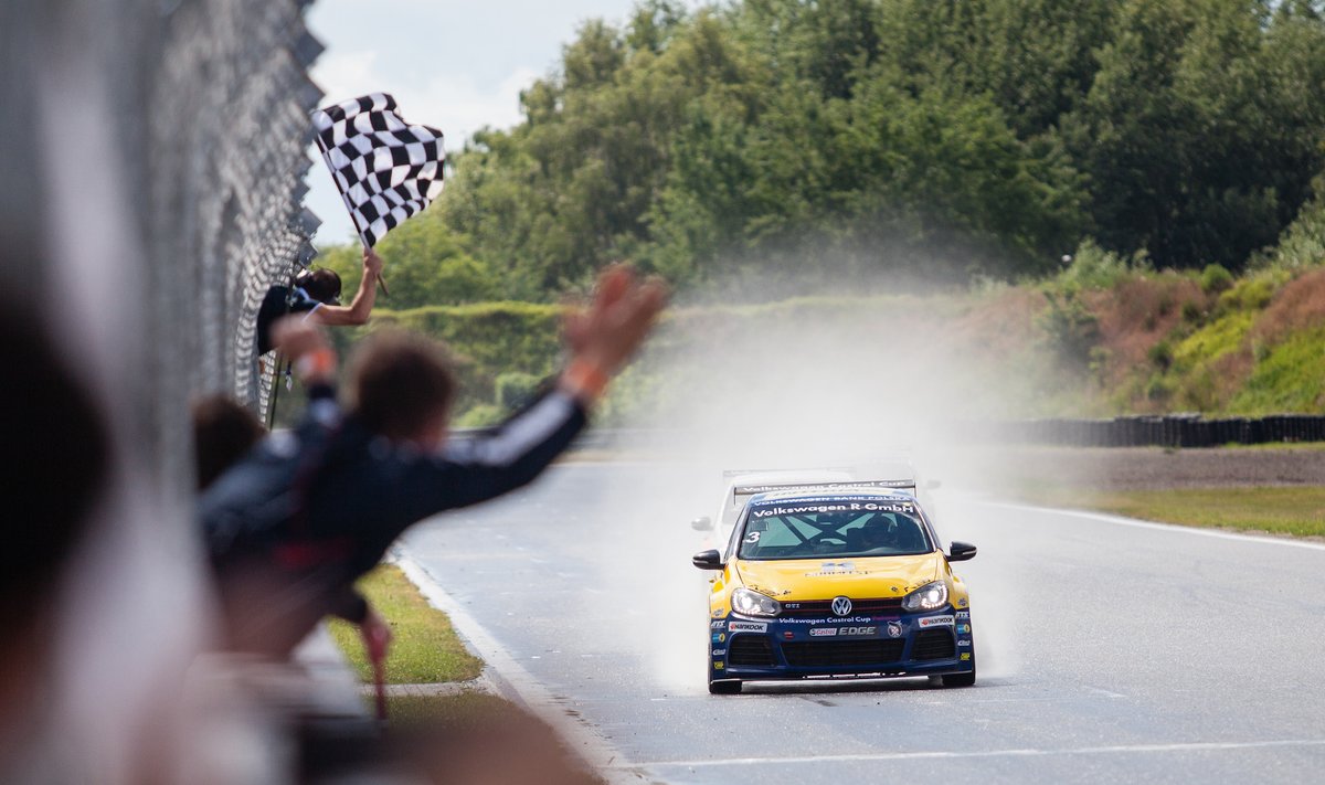 „Volkswagen Castrol Cup“ pirmų lenktynių pergalė – R. Kupčiko kišenėje