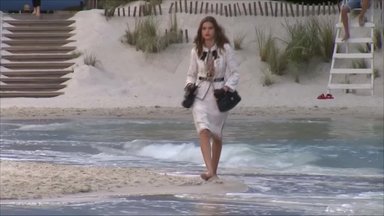 „Chanel“ savo kolekcijos pristatymą Paryžiaus mados savaitėje perkėlė į paplūdimį