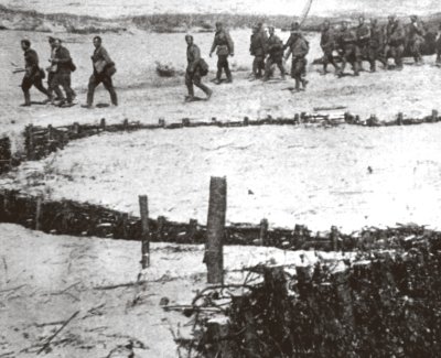 Raudonarmiečiai eina pro „išvalytas“ vokiečių gynybines pozicijas. Latvija. 1944 m. liepa.