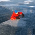 Kaip elgtis įlūžus į ledinį vandenį: išlipti galima per 10 minučių, neprarasti sąmonės – per valandą