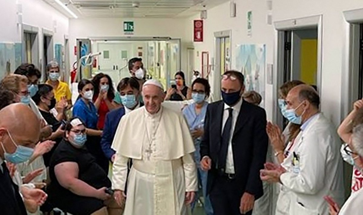 Operuotas popiežius Pranciškus paliko ligoninę