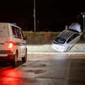 В Вильнюсе один автомобиль врезался в столб, а другой - снес дорожный знак