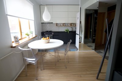 Skaidraus plastiko kėdės puikiai tinka minimalistinei virtuvei