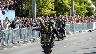 Gibieža ant galinio rato rankomis neliesdamas motociklo Konstitucijos prospekte įveikė 580 metrų