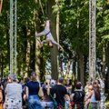 Akimirkai nuščiuvę festivalio lankytojai: akrobatė krito nuo sūpynių