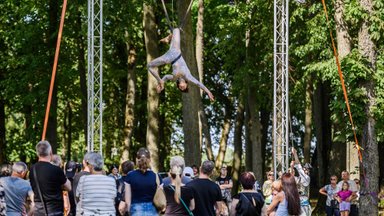 Akimirkai nuščiuvę festivalio lankytojai: akrobatė krito nuo sūpynių