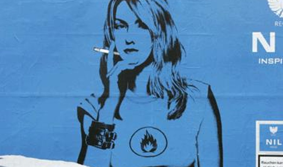 Moteris praeidinėja pro tabako reklamą, kurioje vaizduojama rūkanti jauna mergina. Europos komisija šiuo metu svarsto galimybę paduoti Vokietiją į teismą dėl tabakos reklamos draudimo nepaisymo. 