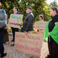 Protesters rally outside Seimas over bill on night vision scopes for hunting