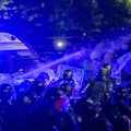 Protestai prie Seimo baigėsi riaušėmis: į pareigūnus lėkė akmenys, buvo paleistos ašarinės dujos