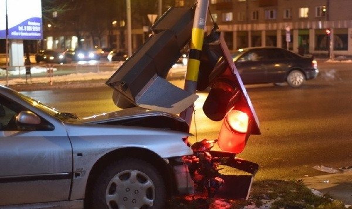 Panevėžio policija ieško šviesoforą bandžiusio nuversti „Peugeot“ vairuotojo