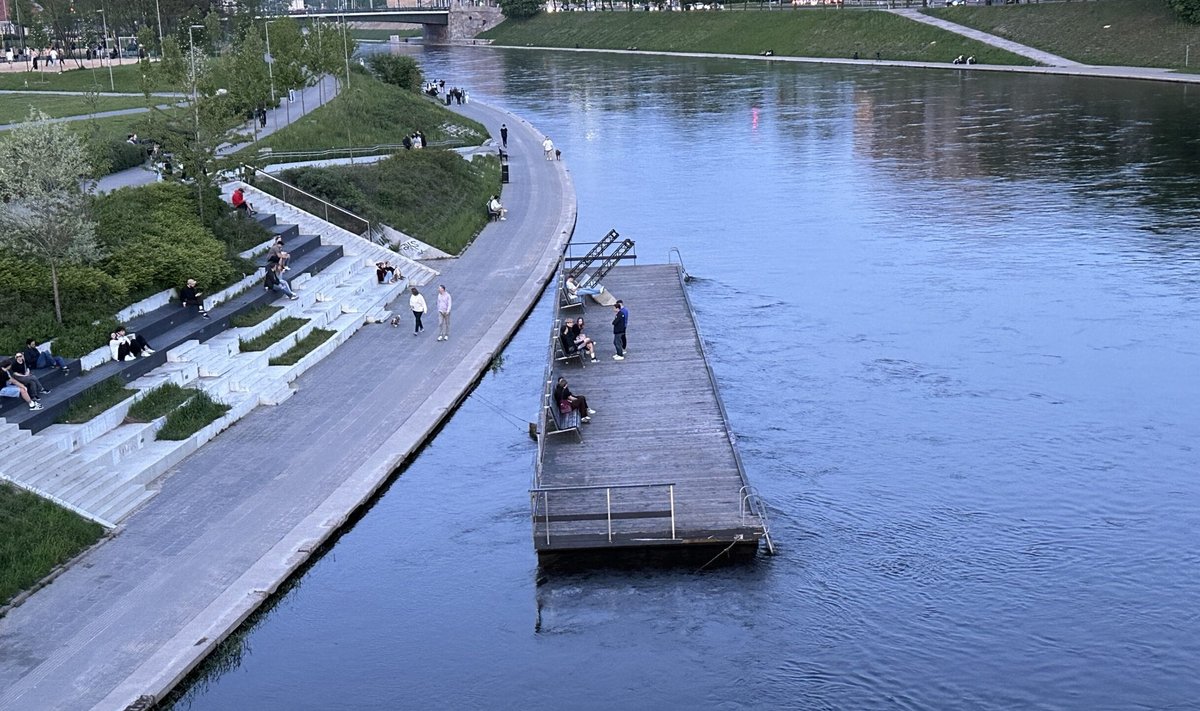 Vilniečiai nustebę: išplaukia Baltojo tilto prieplauka