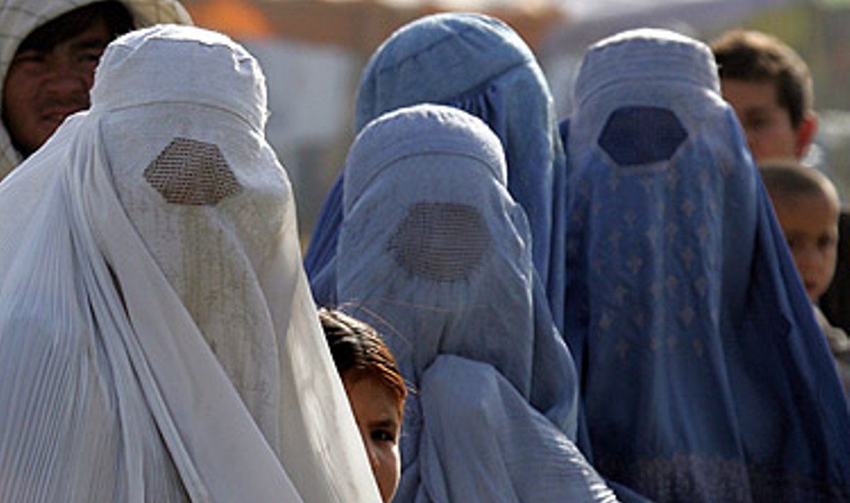Tradicinius rūbus dėvinčios afganistanietės. 
