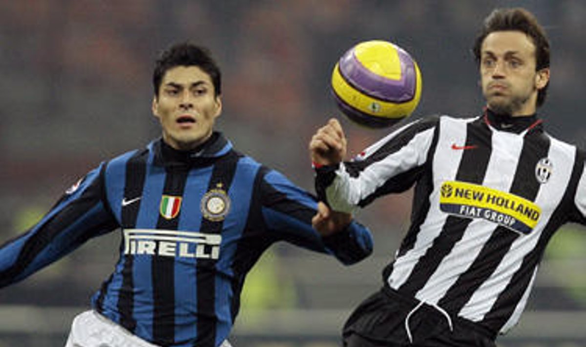Julio Cruzas ("Inter") kovoja su Nicola Legrottaglie ("Juventus")