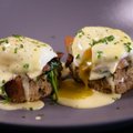 Virtuvės šefo receptai: populiarieji Benedikto kiaušiniai ir sultinga vištienos krūtinėlė