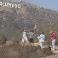 Prie garsiojo Holivudo ženklo gyvenančius žmones vargina turistai