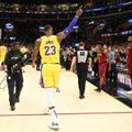 Kurtinančiomis ovacijomis Klivlande sutiktas LeBronas nukalė dramatišką „Lakers“ pergalę