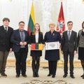 Vilniaus gimnazistams - trispalvė iš Prezidentės rankų