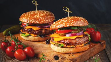 Pataria, kaip iškepti tobulo skonio burgerį: tereikia žinoti kelias gudrybes ir prieš kepimą mėsos paplotėlyje įspausti duobutę