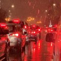 Sniegas Vilniaus gatves pavertė chaosu: eismas sustojo, pasipylė avarijos
