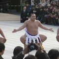 Mongolų kilmės sumo čempionas Tokijuje atliko šventą Naujųjų metų ritualą