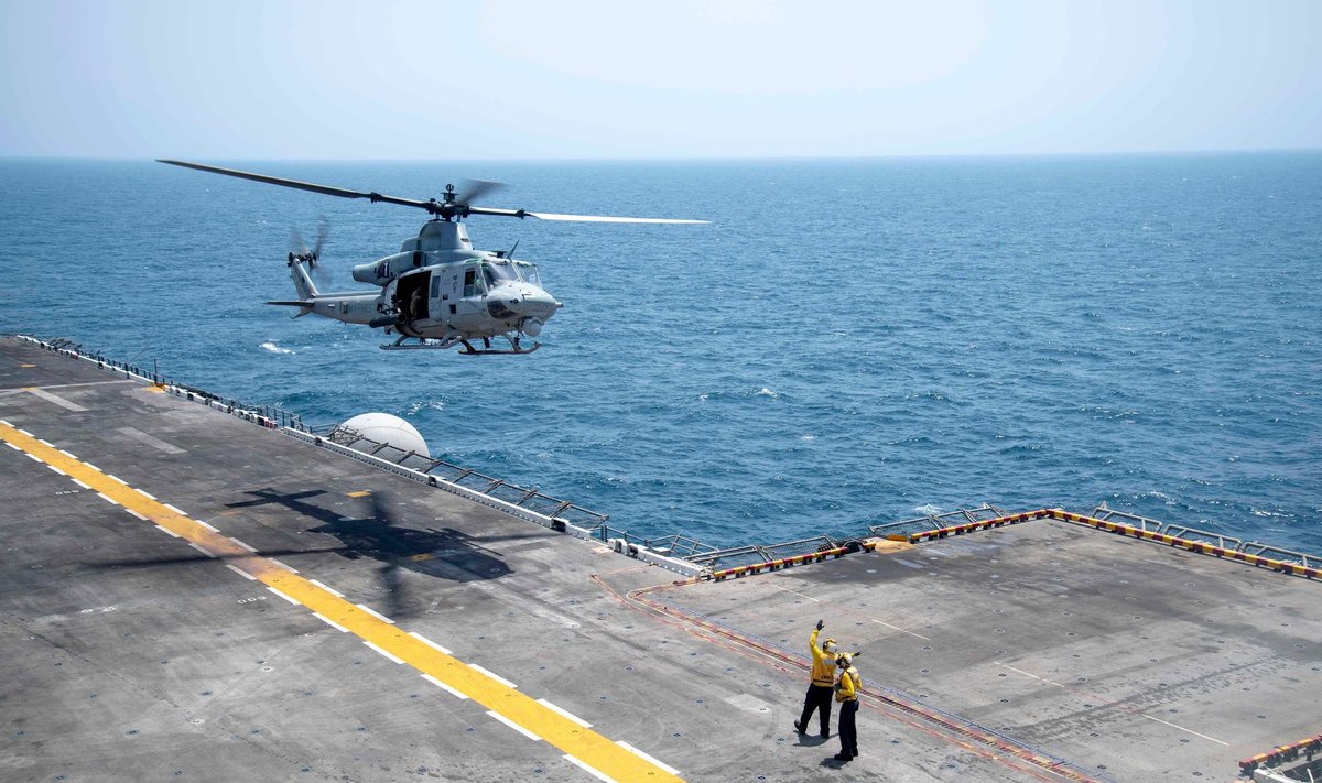 „MH-60S Sea Hawk“ priskirtas jūriniam vidutinio lygio tiltrotoriniam eskadronui (VMM) 163 (Reinforced), kyla iš amfibijos puolimo laivo „USS Boxer“ (LHD 4).
