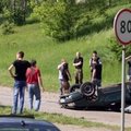 Vilniuje apsivertė automobilis - viduje prispausti žmonės, vienas žuvo