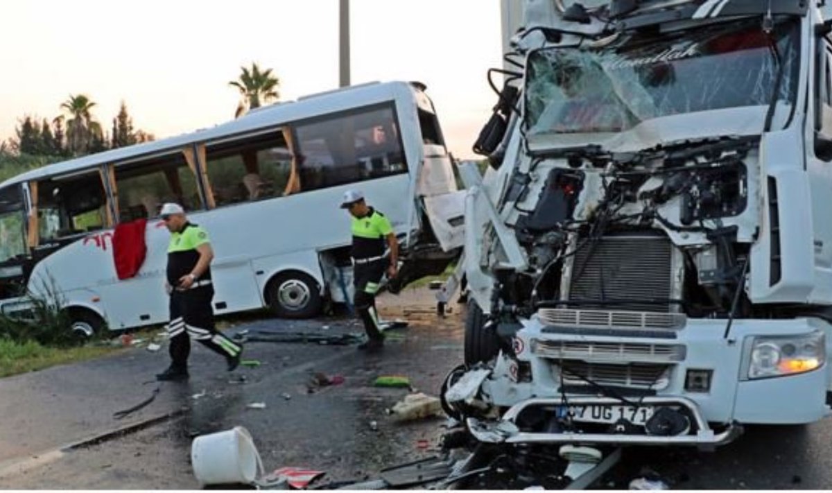 В Турции грузовик врезался в автобус с российскими туристами