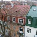 Papasakojo apie pastatų būklę Vilniuje: kai kurių naujų namų stogai – sukiužę