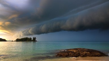 Правда, что "облако в форме трубы, снятое на видео моряками, предвещает грядущие климатические катастрофы"?