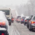 Pasipylė vairuotojų kaltinimai vieni kitiems: kaip išvengti sniego sukeltų eismo problemų