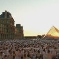 Paryžiuje priešais Luvrą surengtas tūkstantinis baltas piknikas