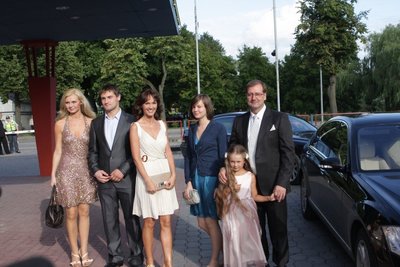 Viktoro Uspaskicho šeima (iš kairės), Julija Uspaskich, Edvardas Uspaskichas (abu iš pirmosios santuokos), žmona Jolanta Blažytė, Laura Uspaskich, Justė Uspaskich ir Viktoras Uspaskichas.