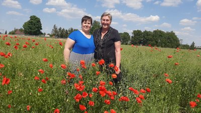 Birutę Jasnauskienę (dešinėje), savo namuose priglaudusią ukrainietę su dviem vaikais, Olena vadina savo angelu sargu ir gerąja dvasia (Daivos Baronienės nuotr.)