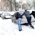Sniegu nuklotos gatvės ir keliai – vairavimo specialisto patarimai, kaip neužklimpti pusnyje ir saugiai pasiekti namus