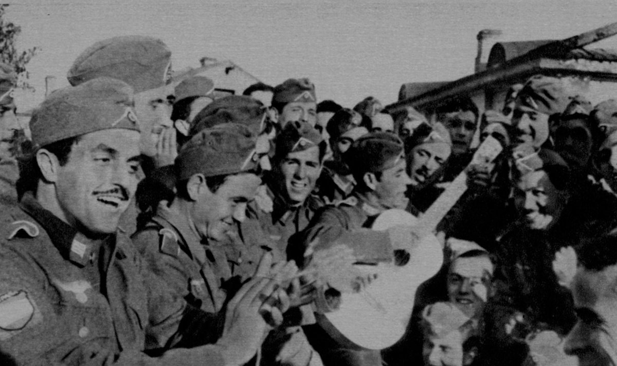 Ispanai savanoriai iš „Mėlynosios divizijos“ Antrojo pasaulinio karo Rytų fronte. Iš atvirukų serijos „Europoiečių kryžiaus žygis prieš bolševizmą: Mėlynoji divizija“
