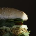 Vegetariškas pirmadienis: bolivinės balandos burgeriai su kariu ir spanguolėmis