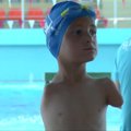 Įkvepianti istorija: be rankų gimęs bosnių berniukas sulaukęs šešerių įveikė vandens baimę ir užsikabino aukso medalį