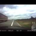 Kelyje „Via Baltica“ vilkiko vairuotojo manevrai šokiruoja: kone stumdė automobilius nuo kelio