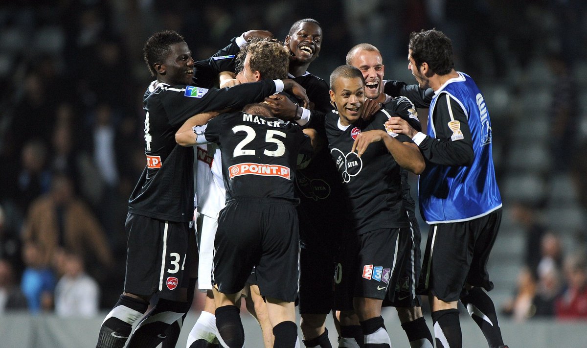 "Valenciennes" klubo žaidėjai džiaugiasi pergale 