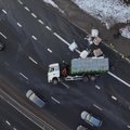 Vaizdai iš drono: Geležinio Vilko ir Ukmergės gatvių sankryžoje nuvirtęs sunkvežimis su šiukšlėmis